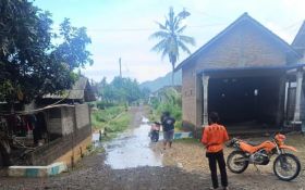 Banjir yang Melanda 3 Desa di Jember Mulai Surut, Warga Mulai Bersih-Bersih Rumah - JPNN.com Jatim