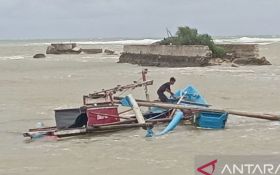 Puluhan Kapal Milik Nelayan di Pantai Ujunggenteng Sukabumi Rusak dan Karam Diterjang Gelombang Tinggi - JPNN.com Jabar