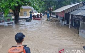 Tim SAR Gabungan Selamatkan Puluhan Warga yang Terjebak Banjir di Sukabumi - JPNN.com Jabar