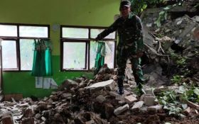 Terdampak Longsor, Puluhan Siswa SD di Trenggalek Belajar di Emperan Masjid - JPNN.com Jatim