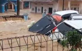 Sejumlah Minibus Hilang Terseret Banjir Bandang di Sagaranten Sukabumi - JPNN.com Jabar