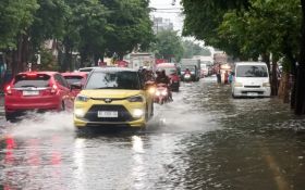 Diguyur Hujan 2 Jam, Jalan Protokol di Tulungagung Tergenang, Kendaraan Mogok - JPNN.com Jatim