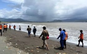 Nelayan di Jember Hilang Saat Cari Ikan di Pantai Payangan, Perahu Terhantam Ombak - JPNN.com Jatim