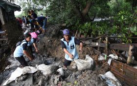 Wali Kota Eri Tinggikan Tanggul yang Jebol Akibat Rob di Greges Timur - JPNN.com Jatim