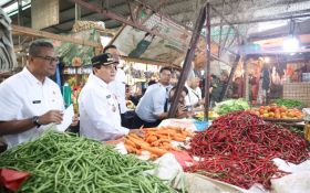 Pj Bupati Bogor Pastikan Harga Pangan Terkendali Menjelang Libur Nataru - JPNN.com Jabar