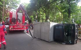 Mobil Boks Terguling di Depan Taman Prestasi Surabaya - JPNN.com Jatim