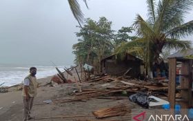 Puluhan Rumah di Palabuhanratu Sukabumi Rusak Akibat Abrasi - JPNN.com Jabar