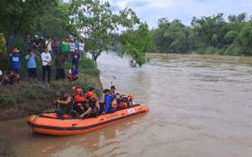 Bocah 7 Tahun di Serang Hanyut Terseret Arus Sungai Ciujung   - JPNN.com Banten