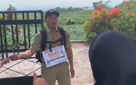 Dimutasi ke Kota Asal, Guru di Magetan Nazar Jalan Kaki Menuju Wonogiri - JPNN.com Jatim