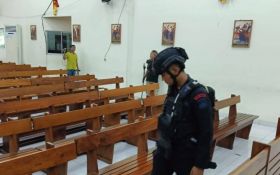 Gegana Brimob Sterilisasi Gereja di Tangerang untuk Keamanan Natal - JPNN.com Banten