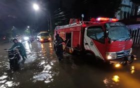 Pemkot Surabaya Kerahkan 25 Mobil Damkar Atasi Banjir - JPNN.com Jatim