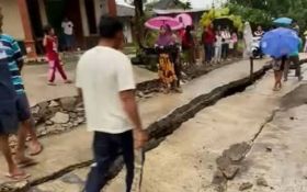 Pergerakan Tanah di Sragen, Jalan Penghubung Antardesa Retak dan Ambles - JPNN.com Jateng