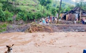 Banjir Bandang di Situbondo Sebabkan Jembatan Hanyut, 500 Warga Terisolir - JPNN.com Jatim