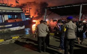 Kebakaran Hebat di Pelabuhan Tegal, 20 Kapal Hangus Terbakar - JPNN.com Jateng