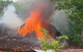 Rumah di Bantul Terbakar, Warga Mendobrak Pintu untuk Menyelamatkan Seseorang - JPNN.com Jogja