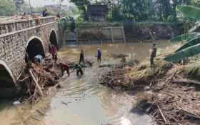 BPBD Ponorogo Bersihkan Tumpukan Bambu Penyumbat Sungai Pascabanjir - JPNN.com Jatim