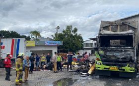 Truk Angkutan Paket JNE di Gudang Gedebage Bandung Ludes Terbakar - JPNN.com Jabar