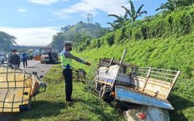 Bus Gunung Harta Tabrak Truk Muatan H2O2 di Tol Semarang-Solo - JPNN.com Jateng