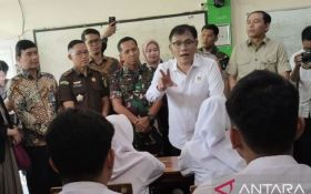 Budiman Sudjatmiko Pantau Pembagian Makan Bergizi Gratis di SMK Bhinneka Karawang - JPNN.com Jabar