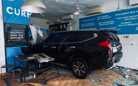 Pajero Tabrak Ruko di Jalan Klampis Surabaya, Pemilik Usaha Rugi Rp3 Miliar - JPNN.com Jatim