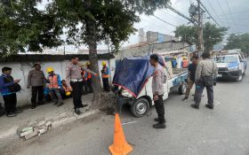 Diduga Mengantuk, Mobil Dinas PLN di Gresik Tabrak Pohon, Pengemudi Tewas - JPNN.com Jatim