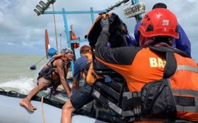 Tiga Nelayan Tegal Diselamatkan di Perairan Jepara setelah Mesin Kapal Rusak - JPNN.com Jateng