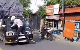 Viral! Petugas Dishub Depok Bergelantungan di Depan Mobil Pikap  - JPNN.com Jabar