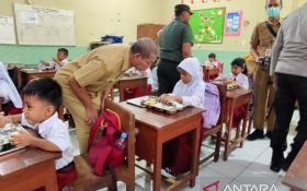 Tujuh Sekolah di Solo Mulai Melaksanakan Program Makan Bergizi Gratis untuk Siswa - JPNN.com Jateng