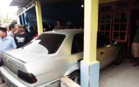 Sedang Dipanaskan, Mobil Sedan Hantam Rumah Warga Hingga Penghuni Meninggal Dunia - JPNN.com Jabar