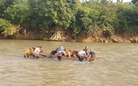 Jembatan Putus, Pelajar di Jember Gunakan Rakit Bambu Agar Bisa Bersekolah - JPNN.com Jatim