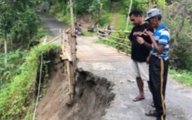 Terseret Longsor, Jalan Penghubung Antarkecamatan di Ponorogo Ambles - JPNN.com Jatim