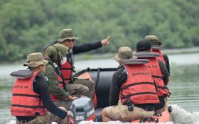 Cegah Pemasangan Pagar Laut, Satpol PP Surabaya Patroli di Kawasan Pesisir - JPNN.com Jatim