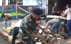 TNI AL Cegat 3 Mobil di Jembatan Suramadu, Gagalkan Pengiriman Rokok Ilegal - JPNN.com Jatim