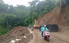 Nekat Menerobos Jalanan Longsor, Truk Air Minum di Sukabumi Terguling - JPNN.com Jabar