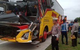 Bus Rombongan Wali Songo Asal Cilacap Kecelakaan di Tol Ngawi, 1 Orang Luka Berat - JPNN.com Jatim