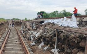 Banjir Grobogan: Rel Kereta Api Rusak Parah, 7 Perjalanan KA Dibatalkan - JPNN.com Jateng