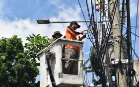 Tak Berizin, Kabel Utilitas Sepanjang 1.300 Meter Ditertibkan Satpol PP Surabaya - JPNN.com Jatim