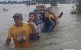 Banjir Rendam Dua Desa di Kudus, Warga Bertahan di Tengah Genangan - JPNN.com Jateng