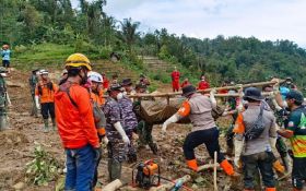 Longsor Pekalongan, Dua Korban Berhasil Dievakuasi - JPNN.com Jateng