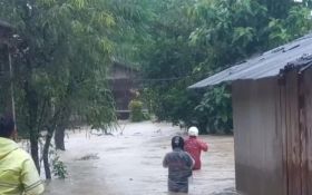 Puluhan Rumah di Madiun Terendam Banjir, Ketinggian Air Capai Paha Orang Dewasa - JPNN.com Jatim