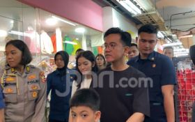 Wapres Gibran bersama Keluarga Buru Kuliner di Pasar Atom Surabaya - JPNN.com Jatim