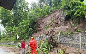 Alat Berat Didatangkan Singkirkan Material Longsor di Selingkar Waduk Wonorejo - JPNN.com Jatim