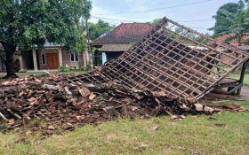 Diterjang Hujan Deras dan Angin Kencang, Rumah Janda Tua di Sukabumi Ambruk - JPNN.com Jabar