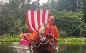 Uniknya Pertunjukan Barongsai di atas Kapal Bajak Laut Floating Market - JPNN.com Jabar