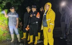 Banjir Sebabkan Jalan Penghubung Anterdesa di Kediri Terputus Setelah Hujan Deras - JPNN.com Jatim