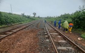 Rel Kereta Api di Batang Tergenang Banjir, Perjalanan Enam KA Terganggu - JPNN.com Jateng