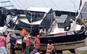 Terombang-Ambing Ombak, Kapal Yacht asal Australia Terdampar di Pulau Giliyang - JPNN.com Jatim