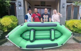 Bantu Satgas Tangkas Sadulur Salembur, Rahayu Inflatable Beri Bantuan Perahu Karet - JPNN.com Jabar