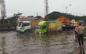 Banjir 50 Cm di Pantura Kaligawe, Arus Lalu Lintas Dialihkan ke Jalan Woltermonginsidi - JPNN.com Jateng