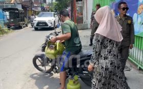 Pengecer Dilarang Jual Elpiji 3 Kg, Masyarakat Antre Beli di Pangkalan Gas Surabaya - JPNN.com Jatim